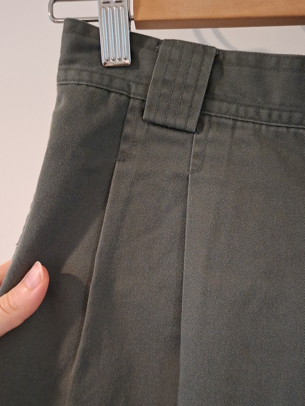 Vintage 90's Ultra High-rise Pleated Khaki "Mom" Bermuda Shorts (Size S/US 27) - Picture 3 of 7